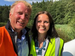 Noe av det første Dag Falk-Petersen gjorde etter den vellykkede vannlandingen, var å ta en selfie sammen med passasjeren Aase Marthe J. Horrigmo. <i>Foto: Dag Falk-Petersen</i>