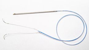 Måler etter operasjonen: En hjertekirurg vil straks gjenkjenne den midlertidige pacemakerelektroden Cardiaccs leverer, med nåler for plassering på hjerteoverflaten og nål for penetrering av brystvegg. <i>Foto:  Cardiaccs</i>