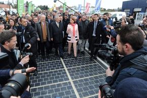 Den daværende franske miljøministeren Ségolène Royal innviet solcelleveien ved landsbyen Tourouvre-au-Perche i desember 2016. Den gangen erklærte hun at hun gjerne ville se solcellepaneler på minst én av tusen kilometer franske veier – tilsvarende omkring 1000 kilometer solcelleveier. Men testen avslørte så store problemer at det nok ikke kommer til å skje med det første. <i>Foto:  COLAS / Yves Soulabaille</i>