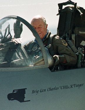 Chuck Yeager fløy raskere enn lyden også da han ankom 50-årsjubileet for X-1-flygningen på Edwards 14. oktober 1997. Den gang i et F-15D Eagle. <i>Foto:  SAM MIRCOVICH</i>