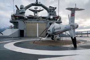 En drone som Sciebel Camcopter S-100 kan operere fra kystvaktskip som KV Svalbard. <i>Foto:  Eirik Helland Urke</i>