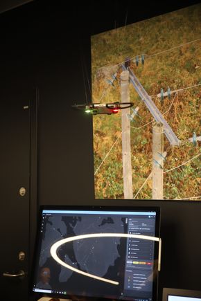Esmart Systems viste frem sin løsning for å finne feil på høyspentmaster ved hjelp av droner. <i>Foto:  Heidi Sævold</i>