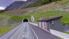 Støylsnestunnelen i østenden av Kjøsnesfjorden skal nå forlenges langs hele denne armen av Jølstravatnet. <i>Foto:  Google Maps</i>