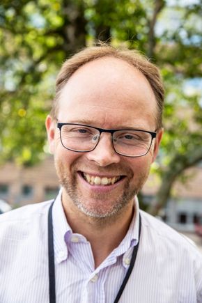 Materialekspert: Danske Jens Kjær Jørgensen ved Sintef Industris avdeling for materialer og nanoteknologi sier at det brukes stadig mer kompositter av karbonfiber i vindturbiner. <i>Foto:  Tormod Haugstad</i>