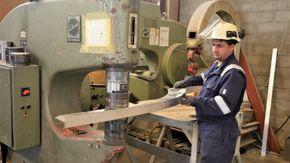 Alle spant i aluminium korrigeres her før skipsbyggerne overtar. Ion Serghiei opererer Cobolt-maskinen. <i>Foto:  Thomas Førde</i>