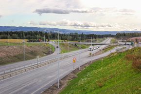 Uthuskrysset i Stange , der fylkesvei 24 krysser over den nye E6-strekningen. <i>Foto:  Bjørn Olav Amundsen</i>