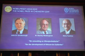 John B. Goodenough (t.v.), M. Stanley Whittingham og Akira Yoshino er tildelt årets nobelpris i kjemi. De tre deler prisen for utviklingen av oppladbare batterier. <i>Foto:  Naina Helen Jama / TT via AP / NTB scanpix</i>