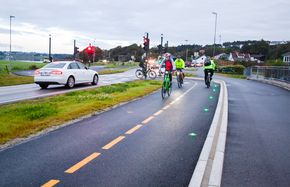Et varmefølsomt kamera registrer syklisten og tenner grønne LED-lys i asfalten. Dermed vet syklisten at han har grønt lys og kan trygt krysse veien foran de ventende bilene. <i>Foto:  Alf Bergin</i>