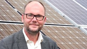Med Erik Marstein som en av initiativtakerne vil solbransjen i Norge vil gå sammen om et veikart for å styrke hele verdikjeden. I første versjon vil de peke ut veien frem mot 2030 innen de tre områdene råvarer og utstyr, bygg og installasjon og større solcelleparker. Senere følger samarbeid med maritim sektor og utvikling av flytende solkraftanlegg. <i>Foto:  Joachim Seehusen</i>