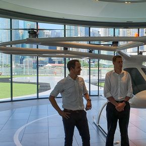 Luftens erobrere: Sjefen for Volocopter, Florian Reuter og sjef for Skyports, Duncan Walker. vil blir først ute med å fly elektriske «droner» med passasjerer. <i>Foto: Odd R. Valmot</i>