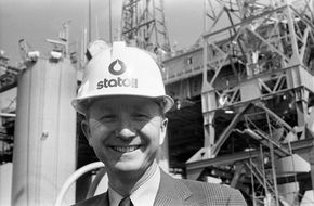 Direktør Statoil, Arve Johnsen, i mai 1974. Odin Drill i bakgrunnen. Foto: NTB <i>Foto: NTB</i>