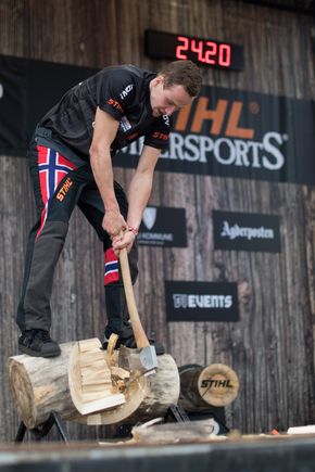 Svinger øksa: Ole Magnus Syljuberget kliner til stokken under det nordiske mesterskapet. <i>Foto:  Andreas Schaad</i>