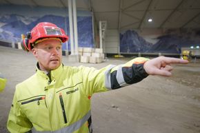 Erlend Nicolaisen i Betonmast er prosjektleder på Snø, den nye innendørs skihallen på Lørenskog. <i>Foto:  Eirik Helland Urke</i>
