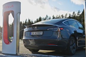 Tesla Model 3 er blant bilene som kan bruke kortest tid på lading. <i>Foto:  Mathias Klingenberg</i>