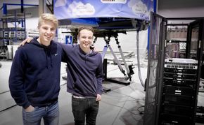 Hans Anders Gjerland og Victor Urnes i Reodorklubben gleder seg til å vise fram flysimulatoren. <i>Foto:  Eirik Helland Urke</i>