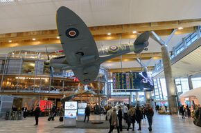 Spitfire-modellen er hengt opp i en fin vinkel. <i>Foto:   Per Erlien Dalløkken</i>