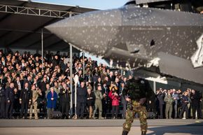 2.200 befant seg på tribunen da det torsdag ettermiddag var seremoni for Nederlands første operative F-35. <i>Foto: Det nederlandske forsvarsdepartementet</i>