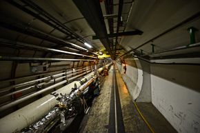 Cern er blant annet berømt for den 27 kilometer lange LHC-tunnelen, som fant Higgs-bosonet i 2012. Nede til høyre i bildet ser du rørene partiklene sendes gjennom i en fart tett opp til lysets hastighet. <i>Foto:  Mathias Klingenberg</i>