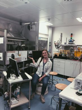 På Cern-laben har Emma Linnea Wiström blant annet laser, Helmholtz coils og en glassprøve med Xenon. <i>Foto:  Privat</i>