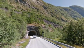 Finsåstunnelen er med sone 2412 meter den lengste av de tre tunnelen som skal rehabliteres. <i>Foto:  Googlemaps</i>