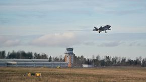 Evnen til å kunne utplasseres («deployere») til forskjellige baser er ett av mange IOC-krav, og dette er første gang at de nye jagerflyene opererer fra en annen base enn Ørland. <i>Foto:  Eirik Helland Urke</i>