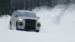 Her er Fords nye el-SUV på vintertesting, maskert til det ugjenkjennelige. <i>Skjermbilde: Fords youtube-kanal</i>