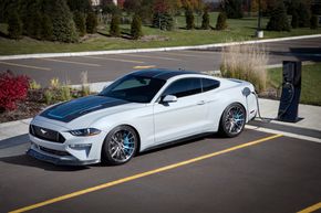 Med 900 hk og sekstrinns manuell girkasse er Ford elektriske Mustang Lithium sikkert rimelig underholdende. <i>Foto: Ford</i>