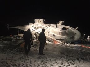 Mannskapet på besetningen skumla helikopteret etter ulykken for å redusere risikoen for brann. <i>Foto:  Marina Militare</i>