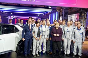 Angela Merkel, Herbert Diess og flere Volkswagen-arbeidere var tilstede på produksjonsstarten. <i>Foto:  Mathias Klingenberg</i>