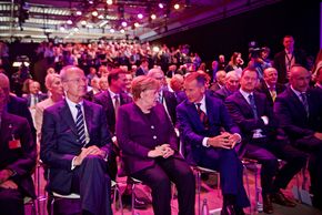 Herbert Diess i samtale med Angela Merkel under lansering av VW ID.3. <i>Foto:  Mathias Klingenberg</i>