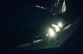 Et stealthbombefly av typen B-2 Spirit fyller drivstoff fra en KC-135 Stratotanker over Norskehavet 5. september. <i>Foto:  Staff Sgt. Jordan Castelan</i>
