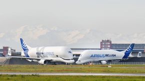 Beluga XL (t.v) og forgjengeren Beluga ST. Sistnevnte finnes det fem av, mens XL skal produseres i seks eksemplarer. <i>Foto:  Airbus</i>