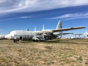 De fem norske C-130H-flyene har stått parkert på flybasen Davis-Monthan i Arizona sammen med tusenvis av andre fly siden juli 2008. <i>Foto:  Forsvarsmateriell</i>