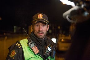 Casper Kaland, innsatsledet i politiet informerer om evakueringa og at E39 er stengt som følge av lekkasje. <i>Foto:  Marit Hommedal/NTB Scanpix</i>
