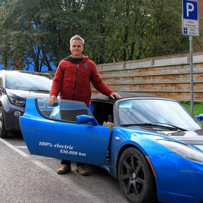 Hansjürgen Gemmingen har kjørt flere ganger til Nordkapp med Teslaene sine. Her er han fotografert i Oslo i 2017. <i>Foto:  Norsk elbilforening</i>