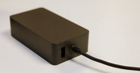 Strømadapteren har en kjekk USB-A-kontakt for lading av telefon eller andre enheter. <i>Foto:  Kurt Lekanger</i>