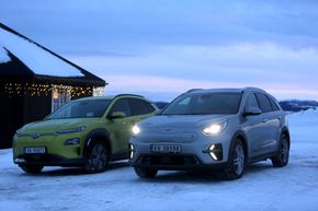 Hyundai Kona electric til venstre, Kia e-Niro til høyre. <i>Foto: Per Erlien Dalløkken</i>