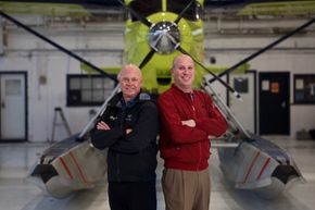 Harbour Air-sjef Greg McDougall (t.v.) og MagniX-sjef Roei Ganzarski. <i>Foto: Harbour Air</i>