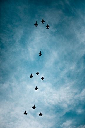 Luftforsvaret fløy i tradisjon tro julestjerneformasjon i desember. Bilde fra formasjonsflyvningen over Rygge. 8 stykk F-16 og 3 stykk F-35 (bakerst) <i>Foto: Onar Digernes Aase / Forsvaret</i>