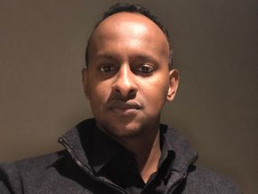 Hussein Abdullahi Ali er ingeniør i Trondheim bydrift, og ansvarlig for veivedlikeholdet i kommunen. <i>Foto:  privat</i>