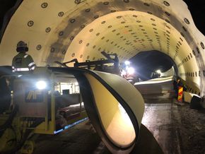 Sikringsarbeidet som er gjort i Porsgrunnstunnelen skal sørge for at det ikke raser stein fra tunneltaket i fremtiden. <i>Foto:  Morten Jordbakke, Statens vegvesen</i>