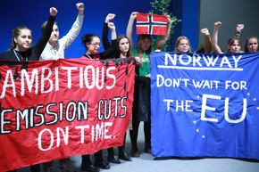 Delegater som ankom forhandlingene i dag, ble møtt av demonstranter som ba Norge heve sine klimaambisjoner. <i>Foto: Erik Martiniussen</i>