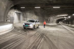 Inne i Godøytunnelen er det meste nytt. Det er nye snu- og havarinisjer, bedre lys og en vesentlig oppgradering av sikkerheten. <i>Foto:  Kjell Herskedal</i>