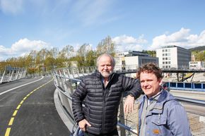 Prosjektleder Anders Aaram (tv.) og byggeleder Ola Robøle i Vegvesenet på smykket av ei bru som nå står ferdig over riksveg 150 i Oslo. <i>Foto:  Bjørn Olav Amundsen</i>