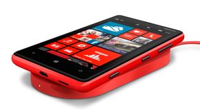 Nokia var tidlig ute med å tilby trådløs lading basert på Qi-standarden i sine Lumiatelefoner <i>Bilde: Nokia</i>