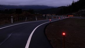Allerede i 2009 fikk den da nye firefeltsstrekningen mellom Skaberud og Kolomoen i Hedmark LED-lys på midtdeleren. Vegvesenet regnet da med å spare 98 prosent av strømutgiftene på strekningen ved å velge LED. <i>Bilde: Veilyskompetanse</i>