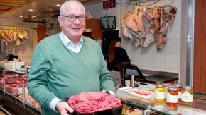 Øyvind Fylling-Jensen, her hos slakterbutikken StrømLarsen på Torshov, med en porsjon fersk malt kjøttdeig. Det er produktgruppen som allerede er utfordret av plantebaserte erstatninger <i>Foto:  Joachim Seehusen</i>