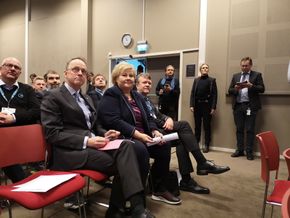 Statsminister Erna Solberg med MEFs formann Arnfinn Repstad til høyre. <i>Foto:  Jarle Skoglund</i>