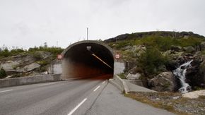 Den østre portalen til Vågslitunnelen (1,6 kilometer) på E134. <i>Foto:  Statens vegvesen</i>