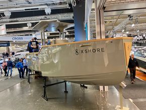 X Shore Eelex 8000 er designet fra bunnen som en fullelektrisk båt. Toppfarten er 40 knop. Rekkevidden inntil 100 nautiske mil – om du kjører i dorgefart … (Foto: Jan M. Moberg)